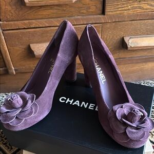 CHANEL flower on the toe with little pearl CC’s. Perfect, never worn. Eggplant.